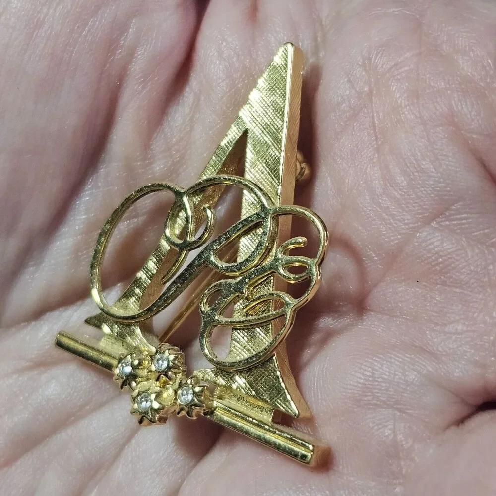 Avon gold tone presidential club honor brooch